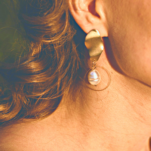 boucles d'oreille dorées et perle pierre de lune arc-en-ciel