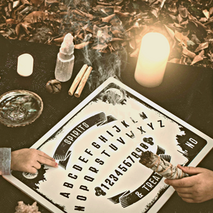 pratique ésotérique avec planche de ouija bougie et sauge enfumée, art divinatoire 