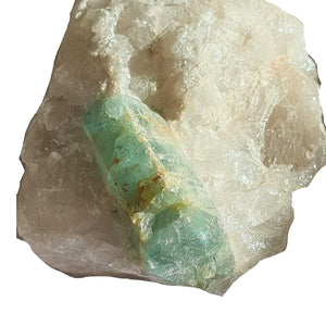 Aigue marine brute sur gangue de quartz blanc (PIECE DE 12 cm)