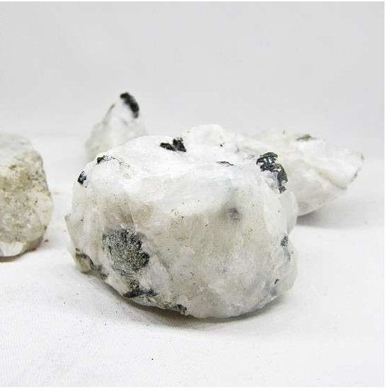 Pierre de lune avec Mica (Biotite) Provenant d'Inde, pierre naturelle brute pour soin ou collection …